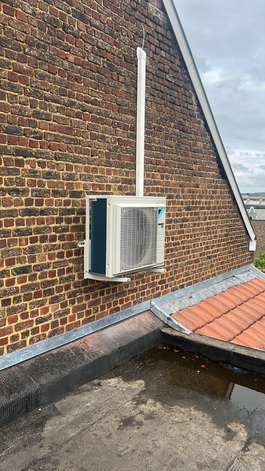 Une unité extérieure de climatisation